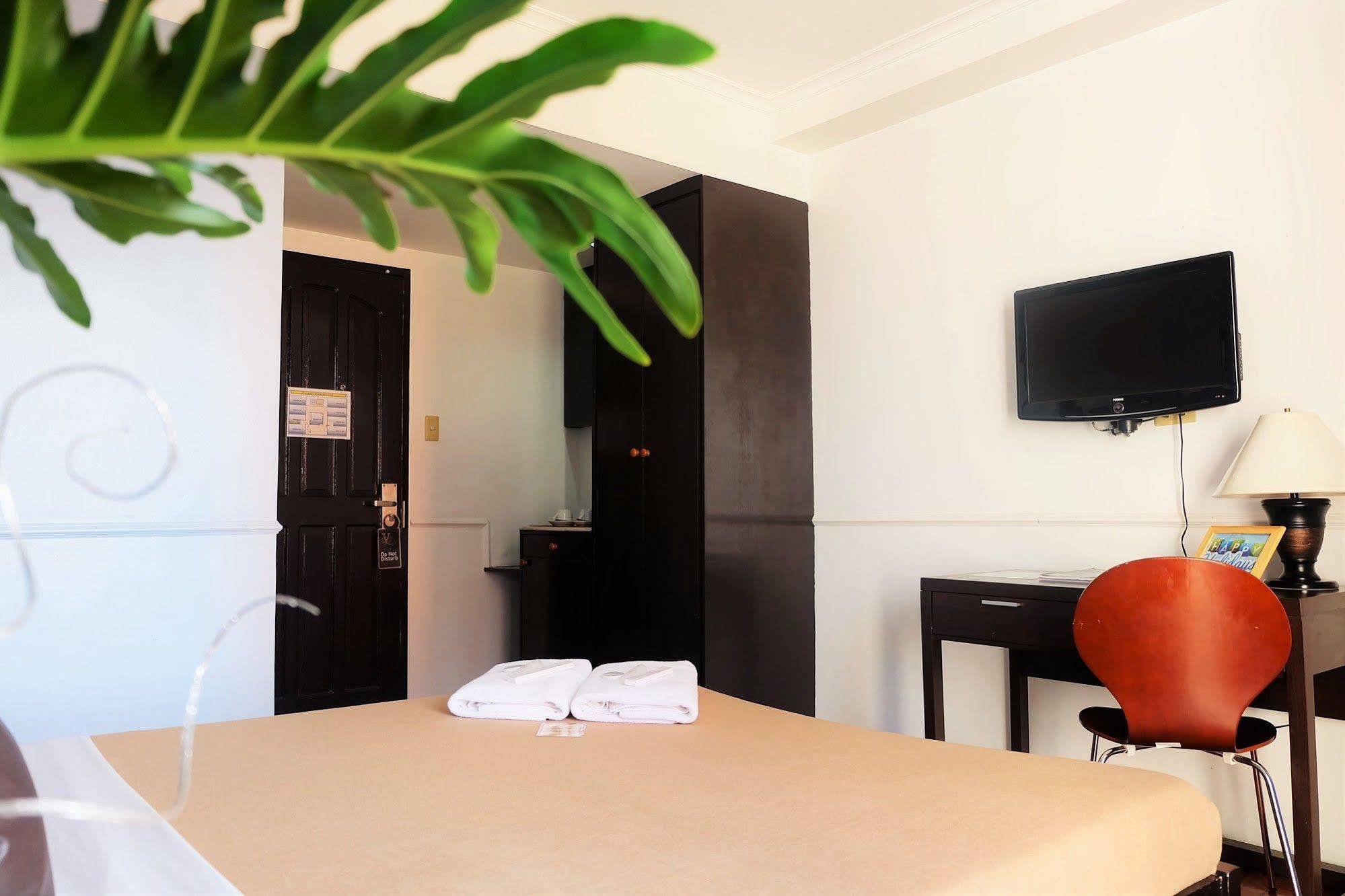 Vive Hotel Makati City Dış mekan fotoğraf